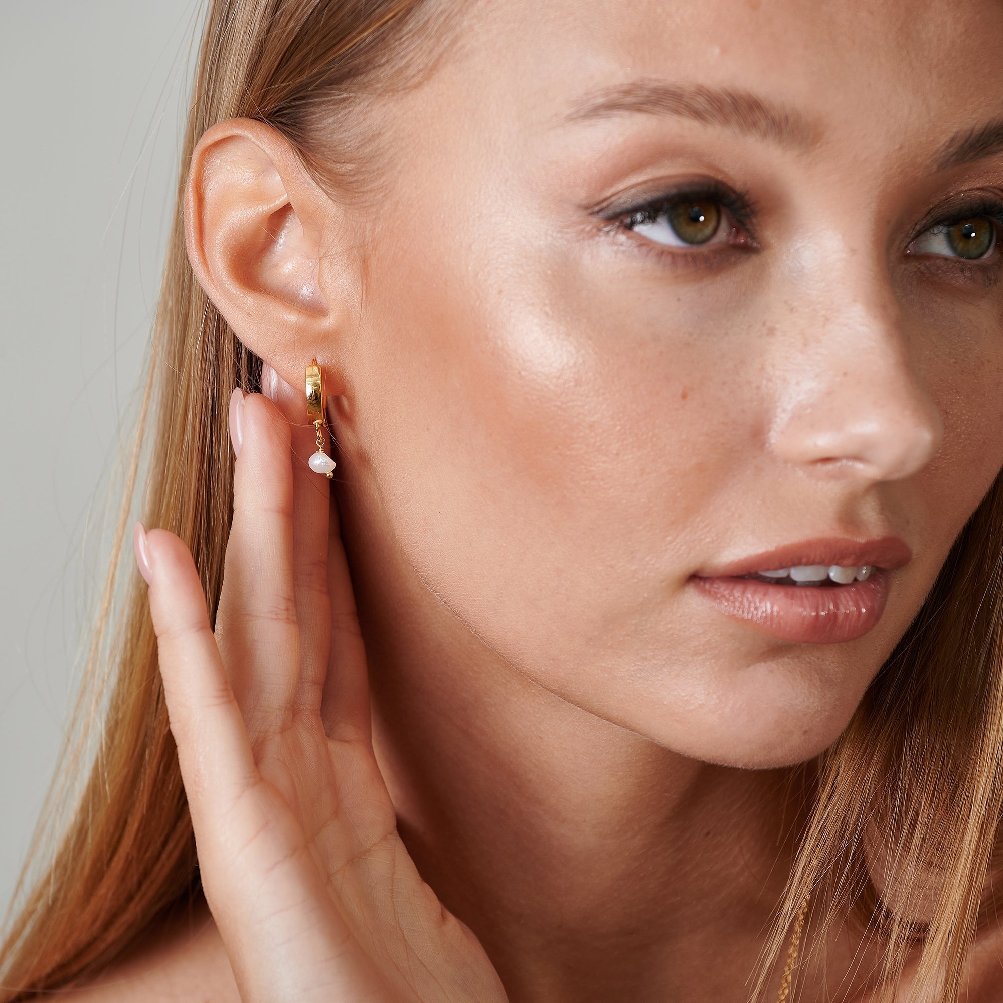 Hoop Pearl Huggie Earrings - HLcollection - Handmade Gold and Silver Jewelry